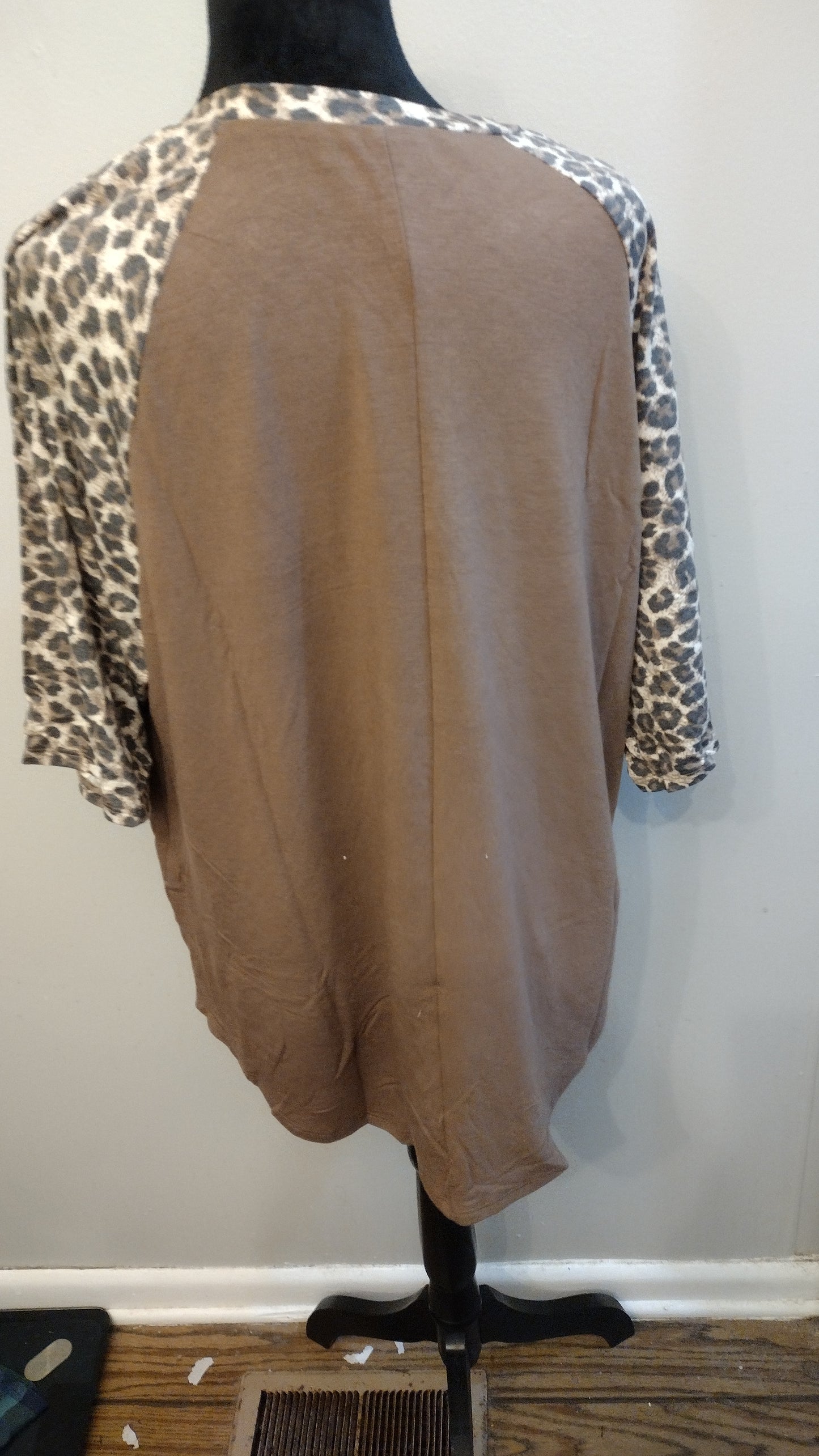 Brown leopard pocket tee