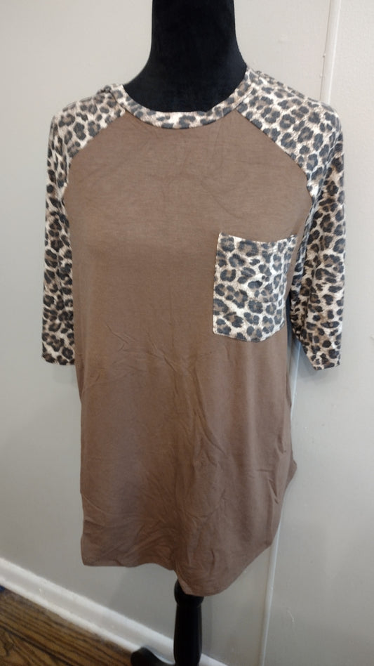 Brown leopard pocket tee